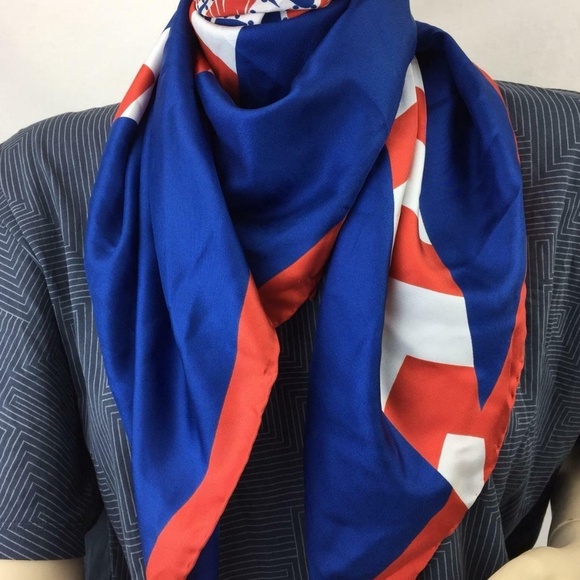 Givenchy Imperial Rottweiler Star Silk Twi… - Picture 4 of 7